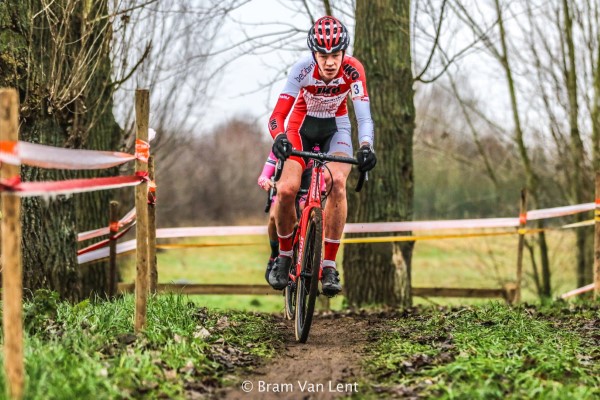 Lennert Belmans zegeviert in Hulst cyclingsite.be